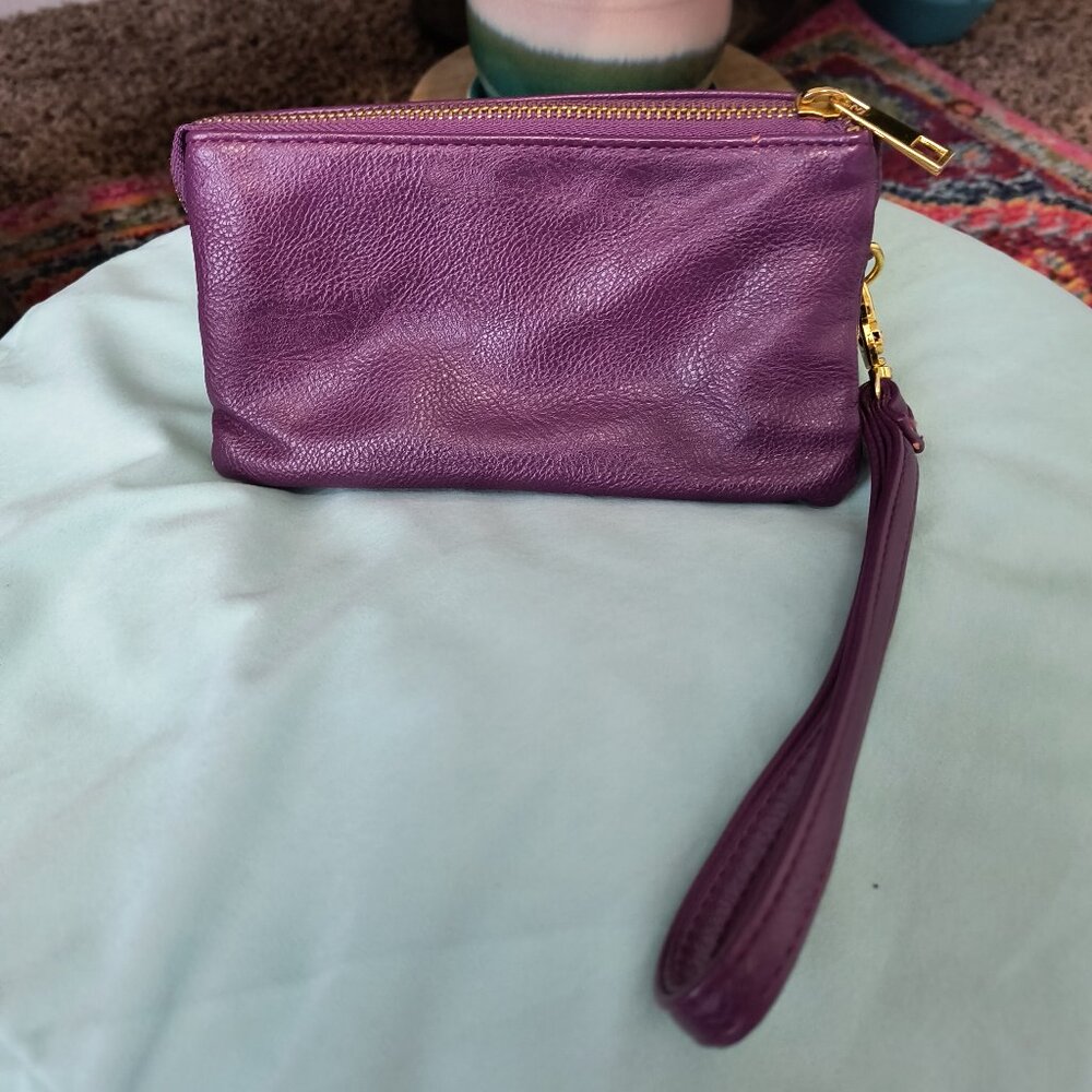 Purple Wristlet or wallet in Excellent condition!